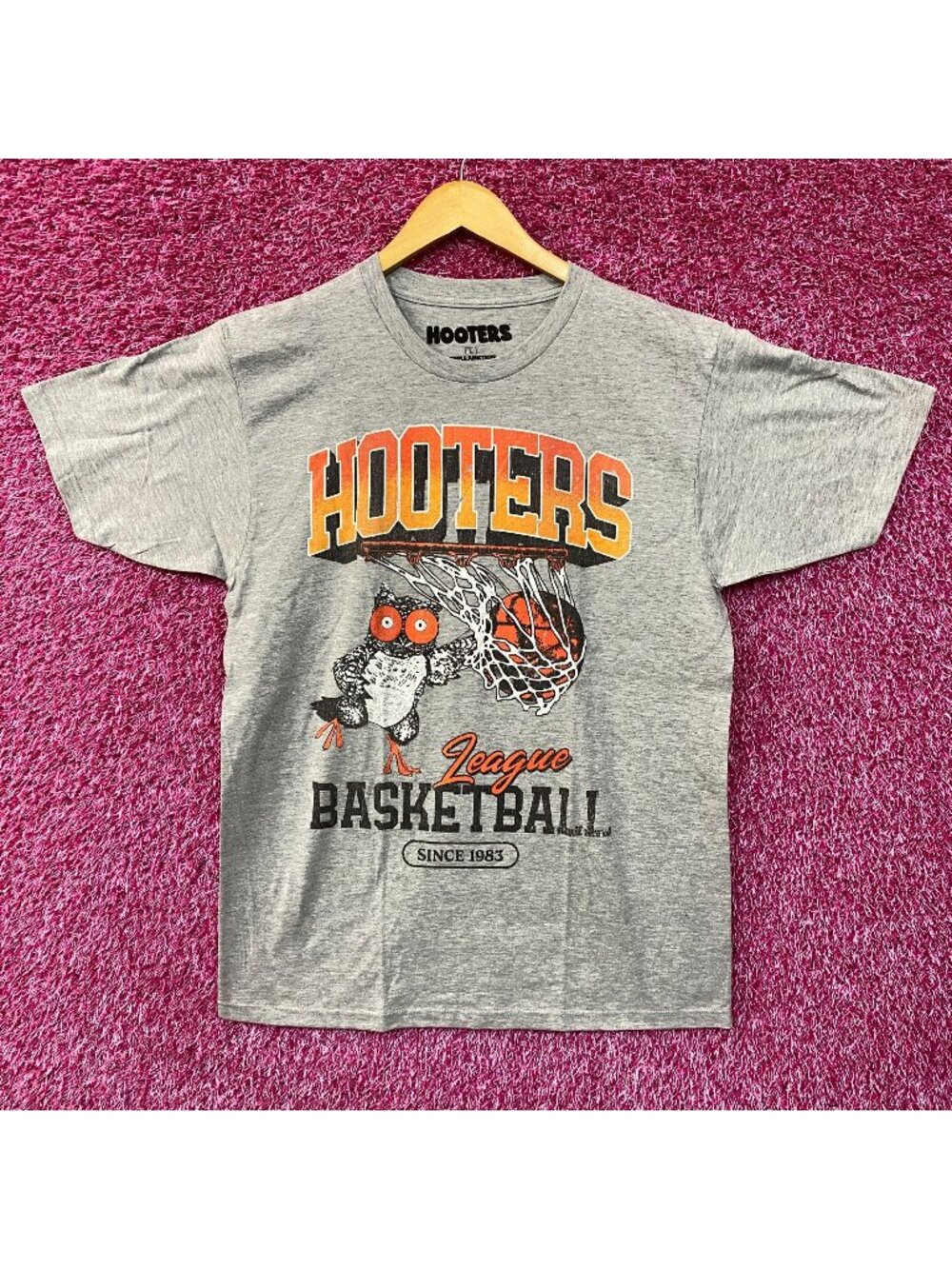 Hooters League Basketball Since 1983 Retro Style T-Shirt Large